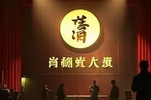 99免费视频本周主推作品《雾港灯塔》海报，夜色海面上的灯塔光束
