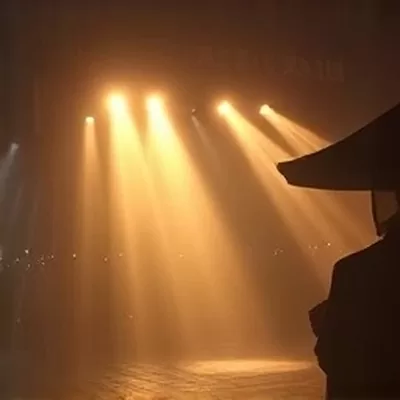 《木星备忘录》封面，深空舱窗外巨大的行星条纹