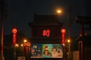 《第七个信封》单元悬疑剧封面，桌面上的牛皮纸信封